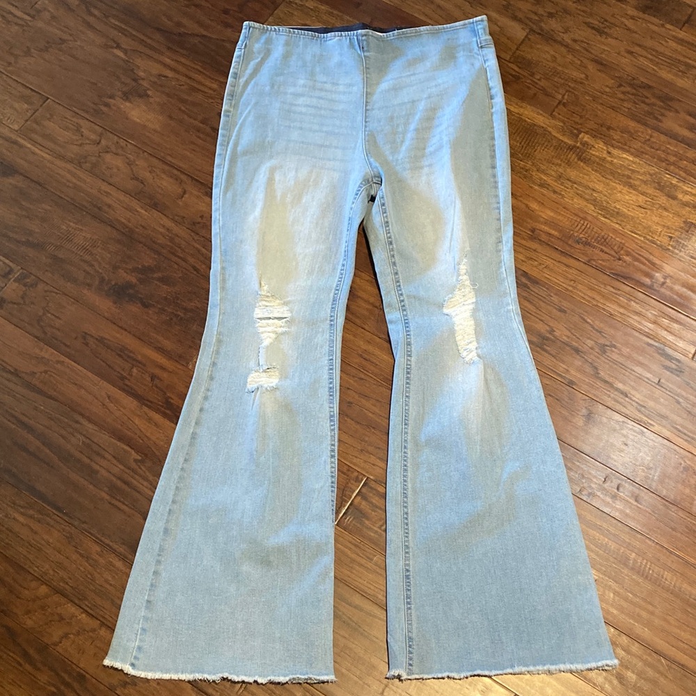 NWOT Light Blue Distressed Women Tinseltown Jeans